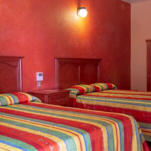 Habitación King 2 camas | Opción premium con A/C